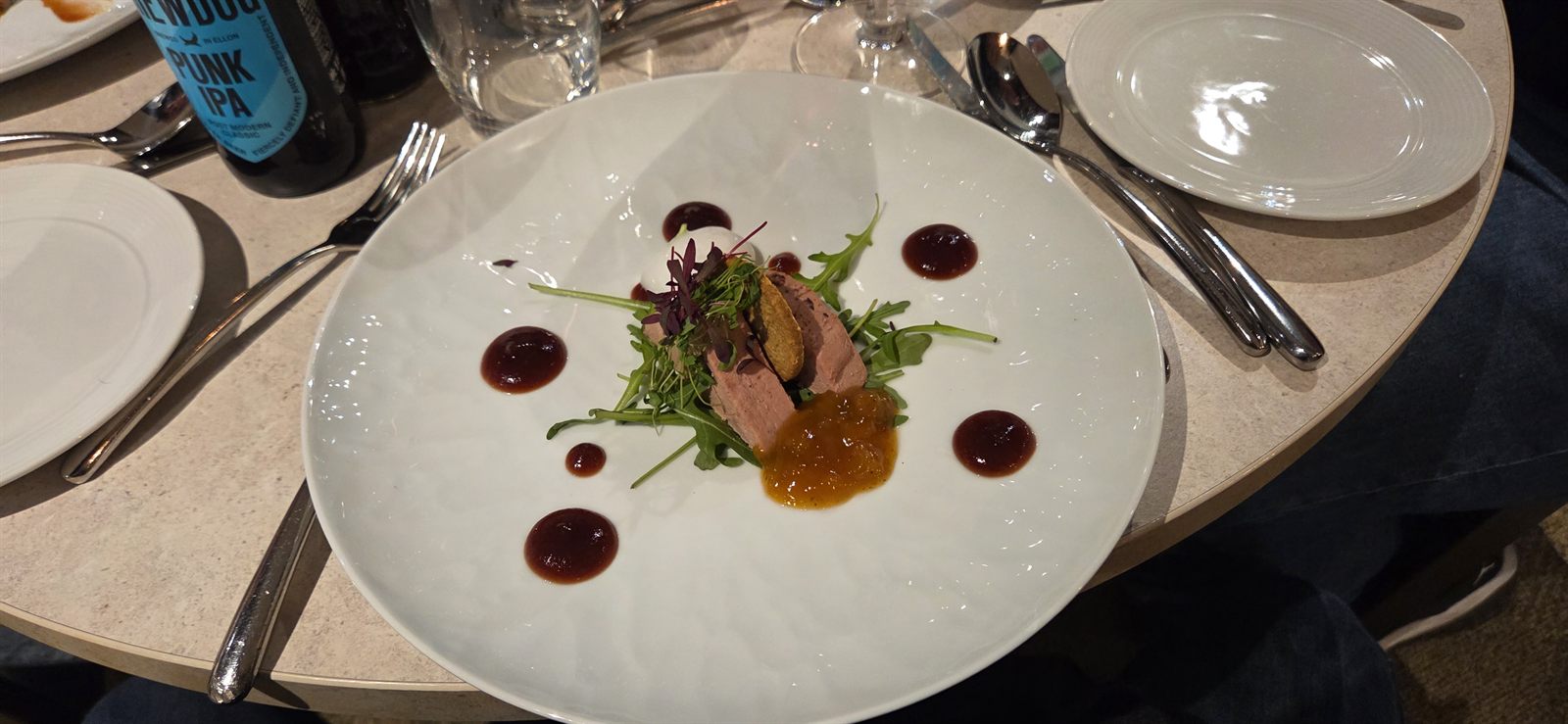 Forréttur borinn fram fyrir leik