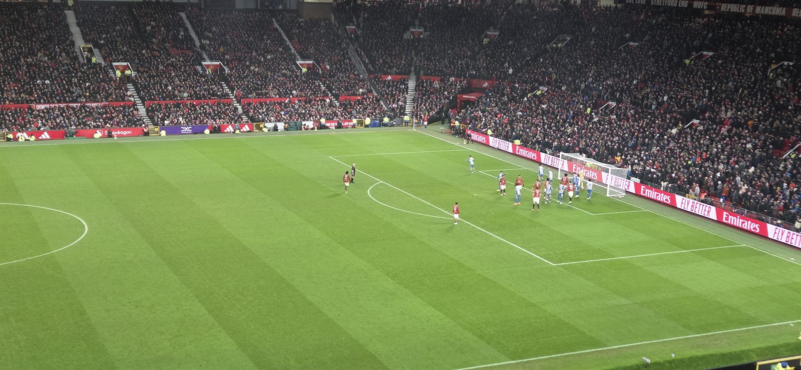 Útsýni yfir völlinn úr betri sætum